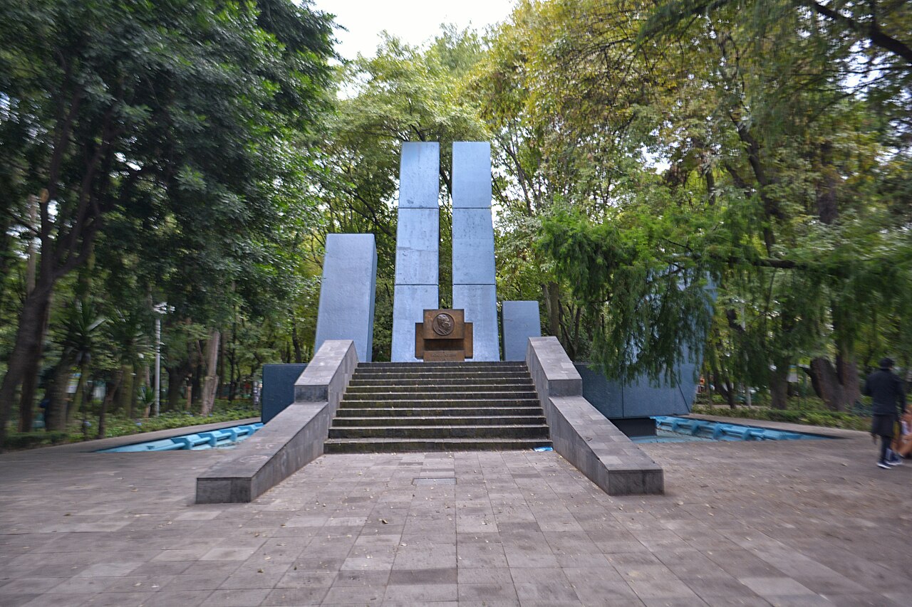Monumento_a_Lázaro_Cárdenas_-_Parque_España_-_Ciudad_de_México