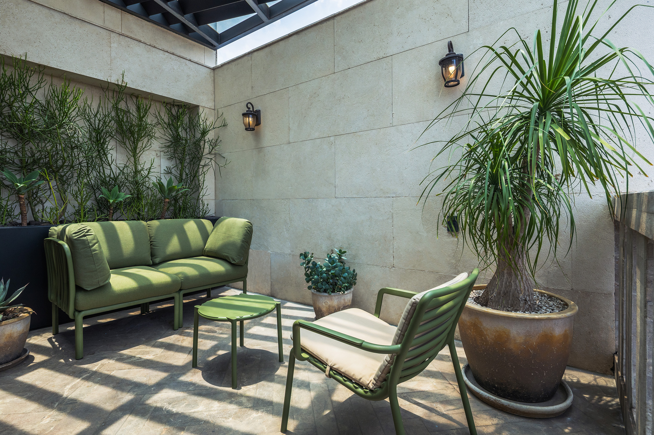 PRIVATE ROOFTOP LOUNGE